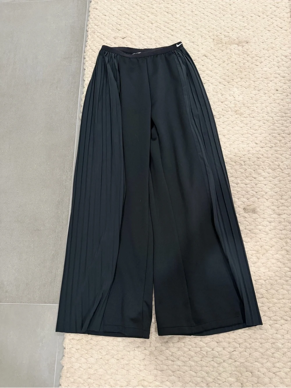 Nike Black Wide-Leg Pleated Side-Panel Pants